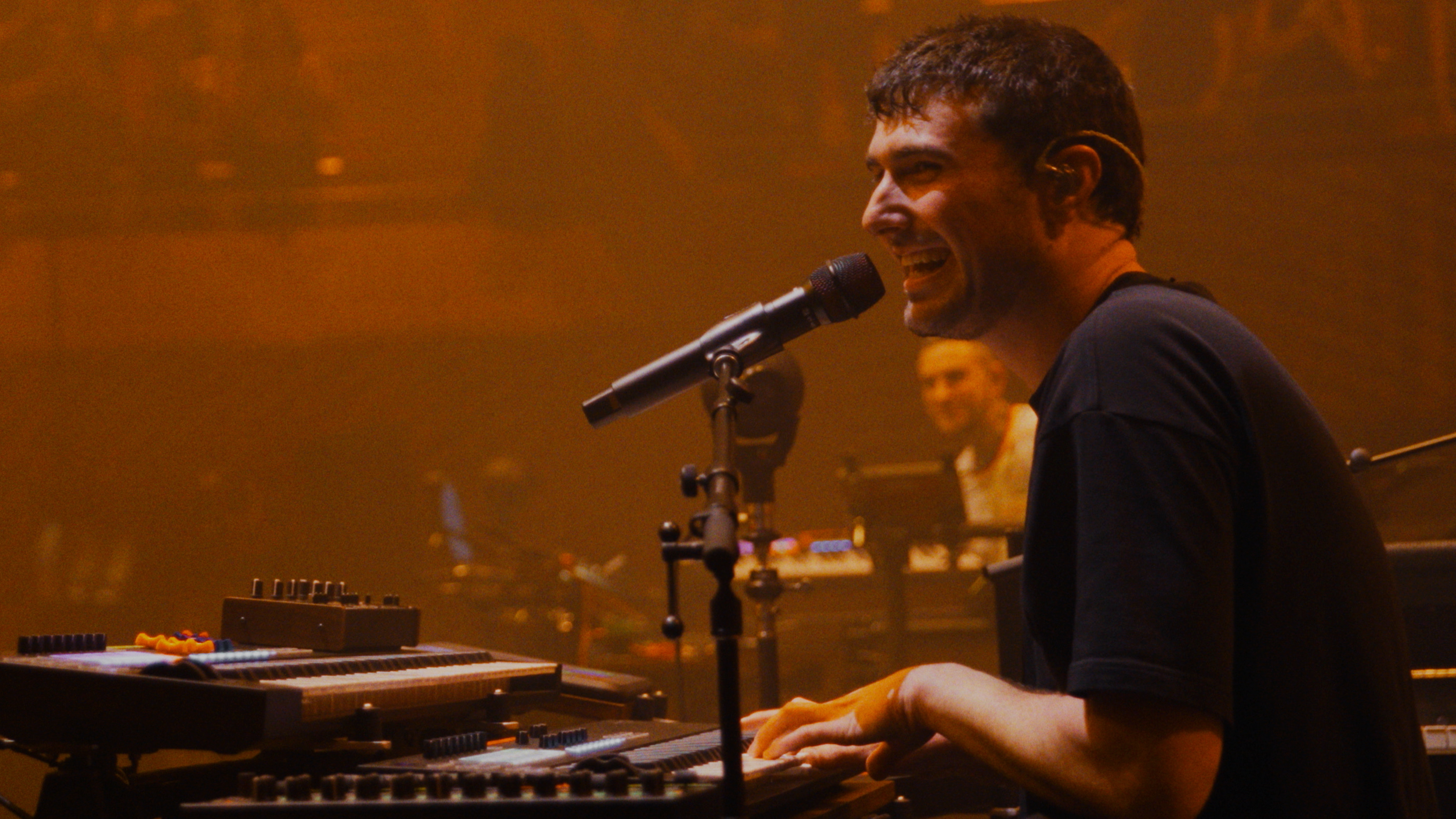 Fred again.. & JOY (Anonymous) 'peace u need' - Live (2024)