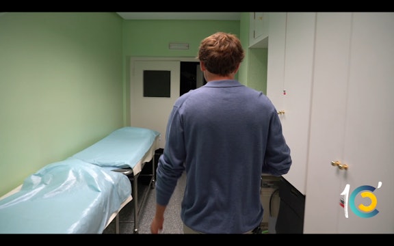 Episodio 16: Román vuelve a la enfermería donde casi pierde la vida hace un año.