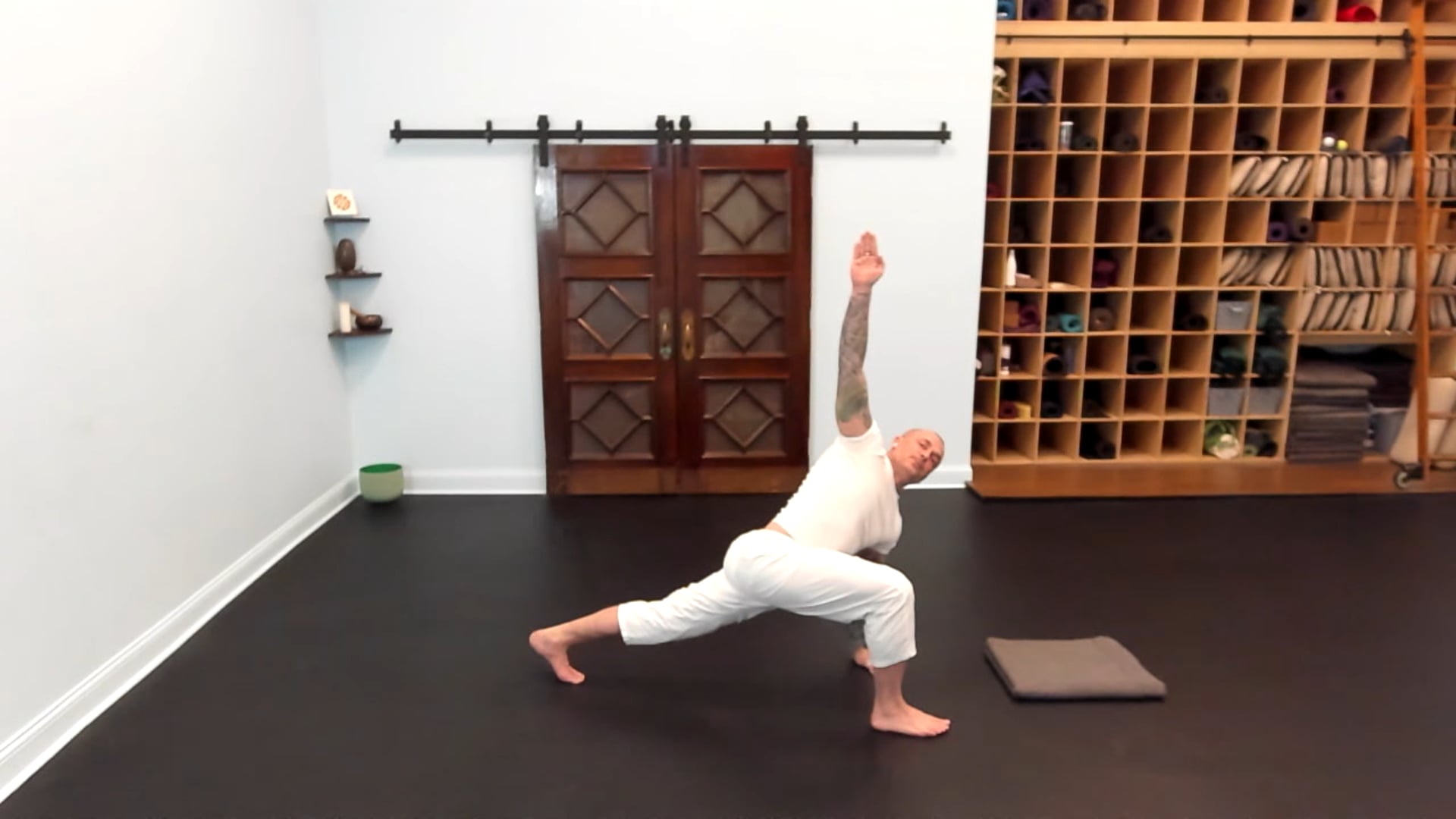 75-minute MultiLevel with James: Revolving Bound 1-2 moon, Bhramari