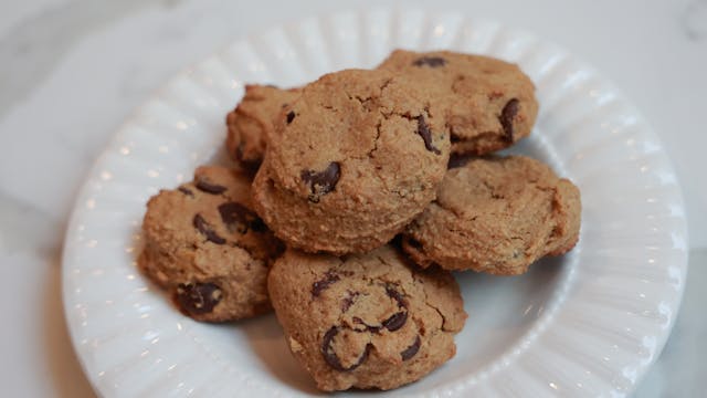 SOFT & CHEWY CHOCOLATE CHIP COOKIES
