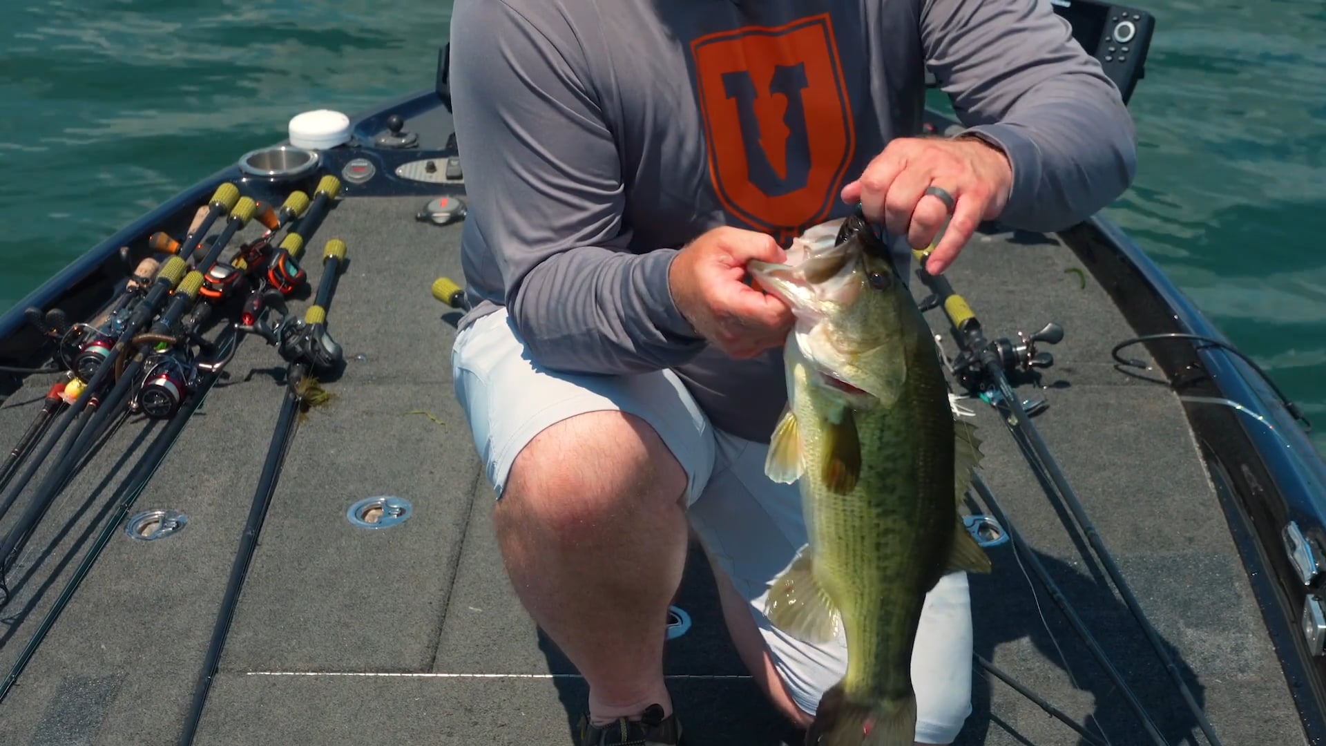 Chatterbait vs Spinnerbait in Grass - Gluszek