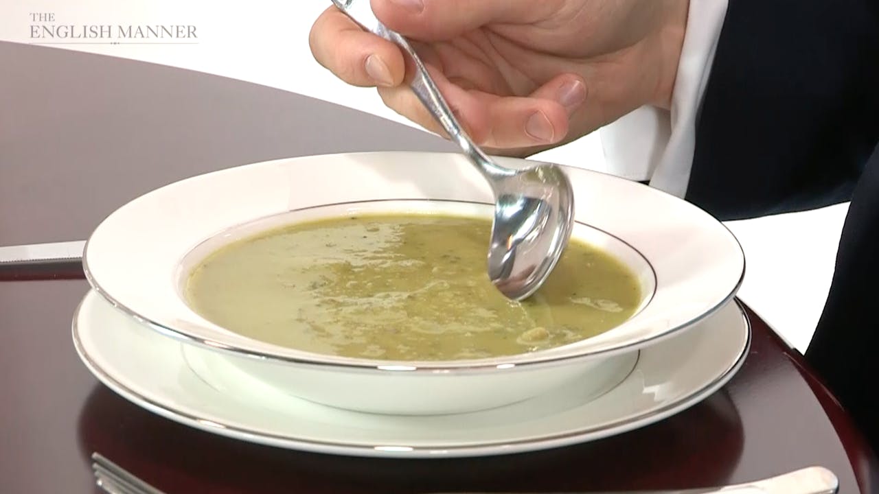 Как едят суп по этикету. Суп черпают ложкой. Суп в столовой. Суп едят черпая ложкой. Суп этикет.