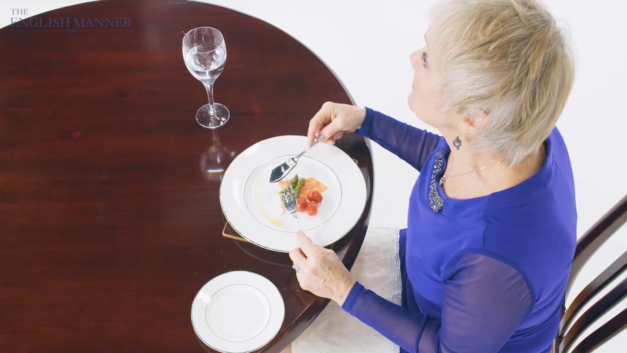 How to hold cutlery and silverware Complete Tutorial (2016/2018