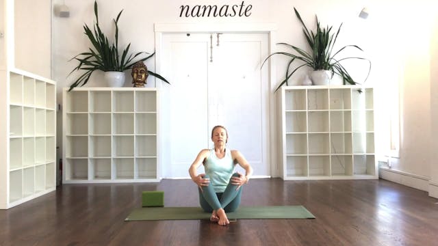60 Min: Vinyasa Yoga with Nicole Cronin