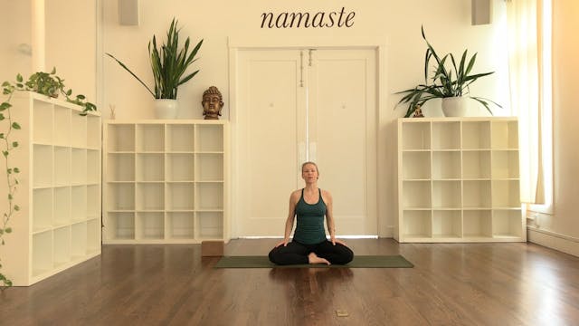 30 Min: Vinyasa Flow with Nicole Cronin