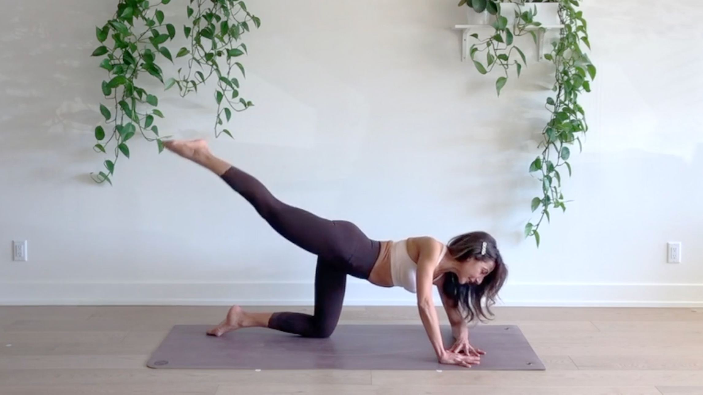 10 Min Strong & Sculpted Glutes w/ Elmira