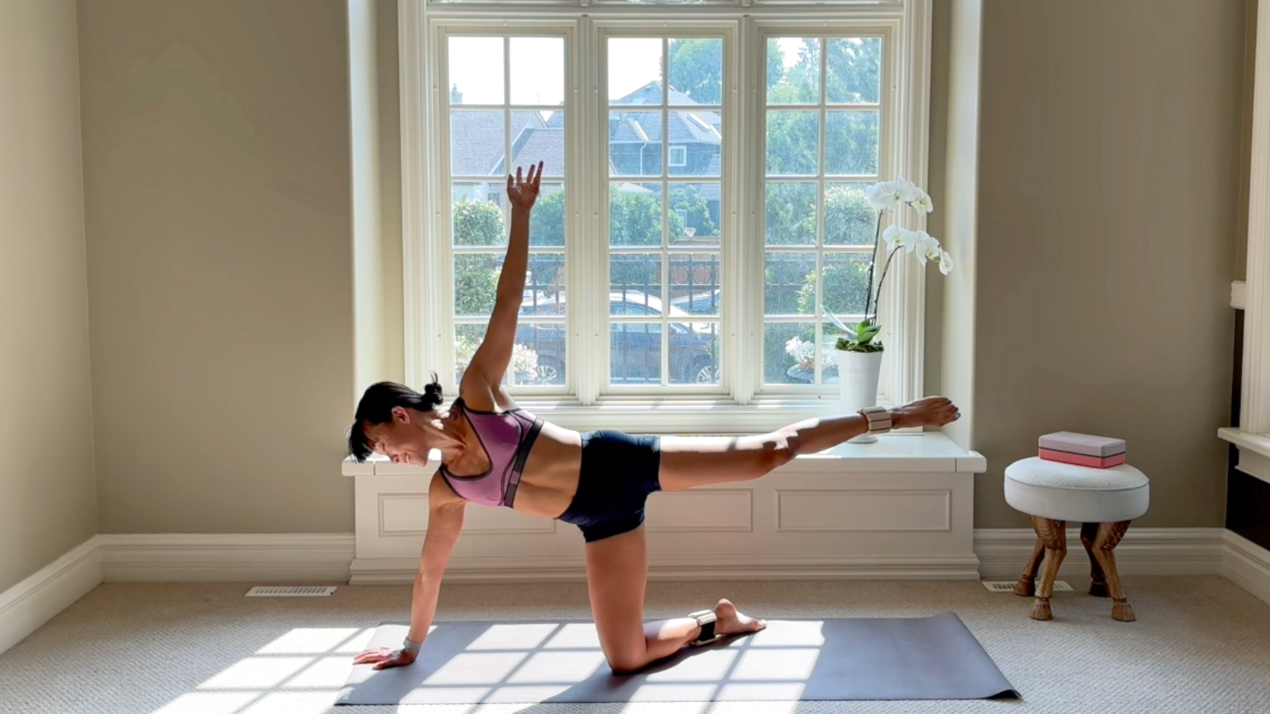 25 Min Power Pilates Sideline and Glutes w/ Jen