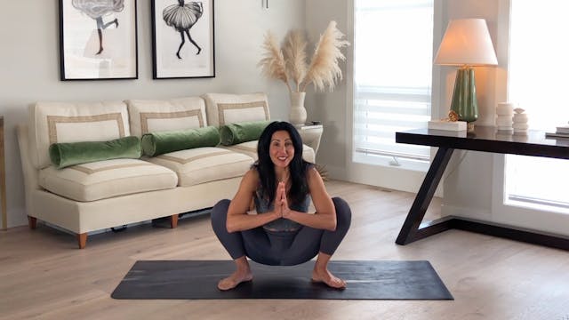 5 Essential Yoga Stretches for Everyd...