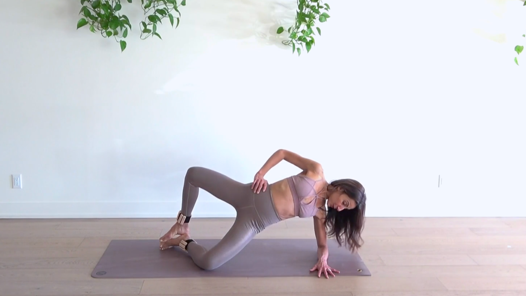 20 Min Sleek Legs & Glutes w/ Elmira