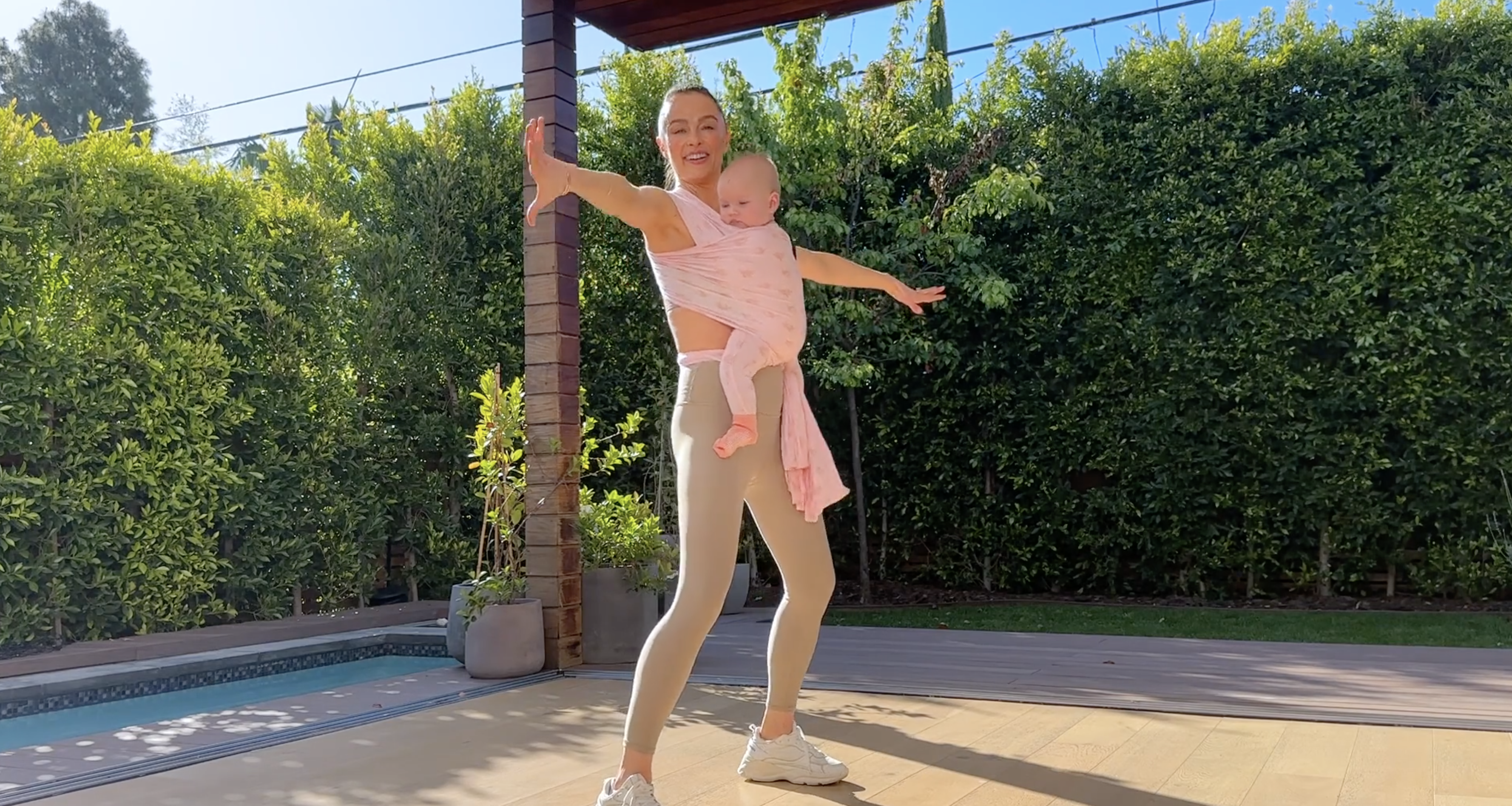 4MIN PP DANCING ARMS WITH SOLLY BABY