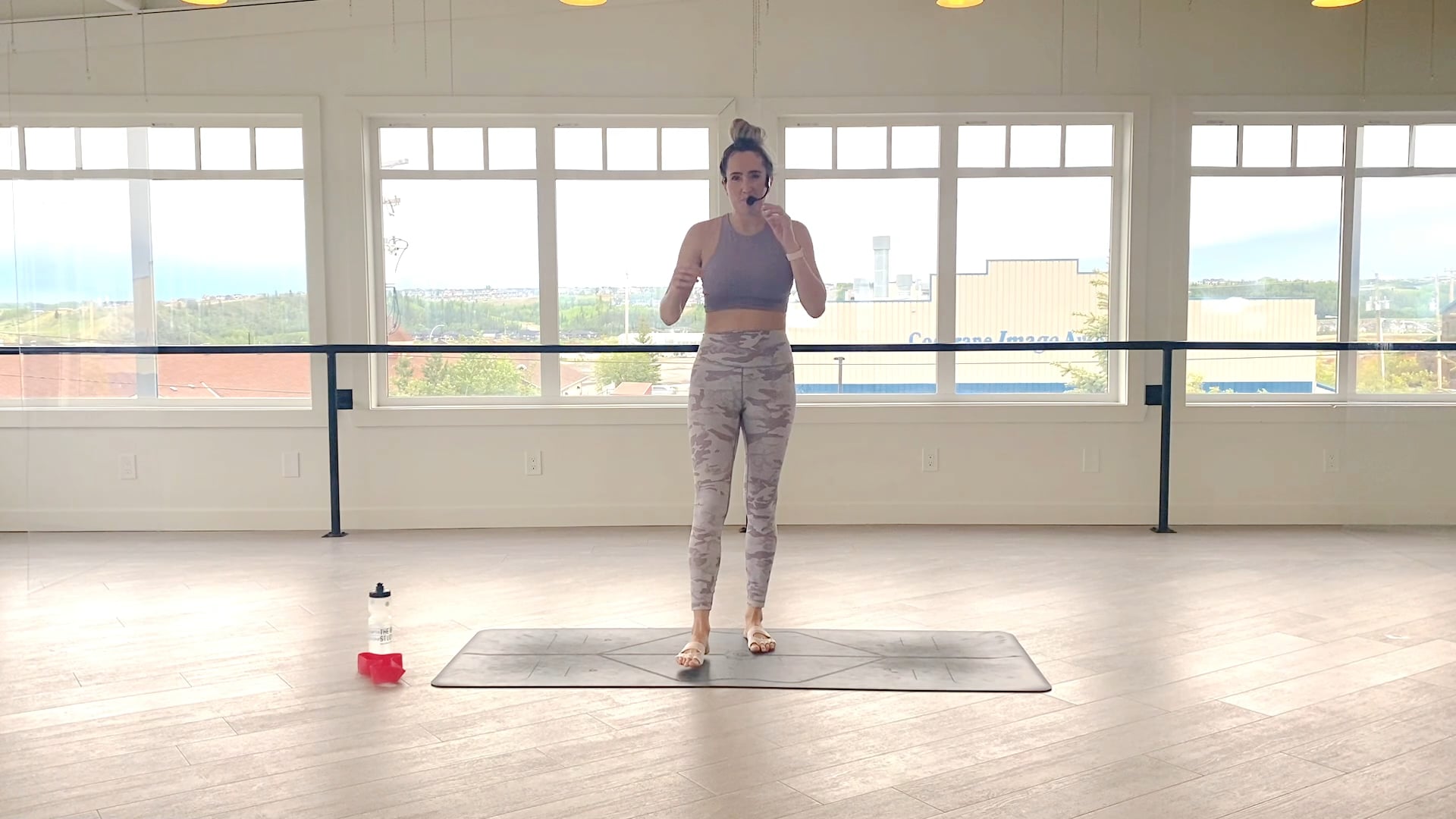 Carla | 35 min | Barre