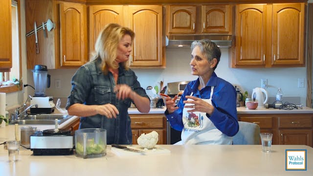 Making Cauliflower Rice in the food p...