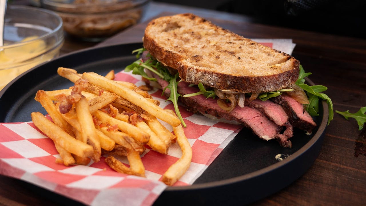 Steak sandwich (flat Iron) Mike Barba Todo al Grill