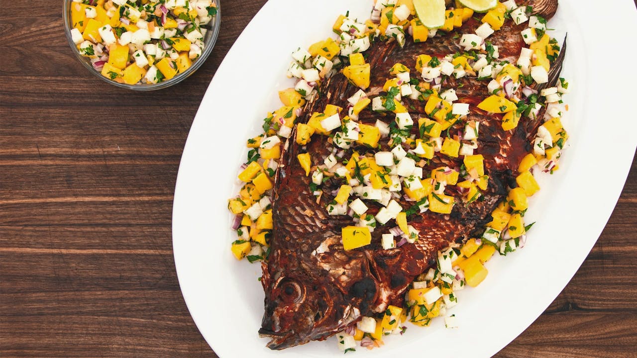 Mojarras adobadas con salsa de jícama y mango Todo al Grill
