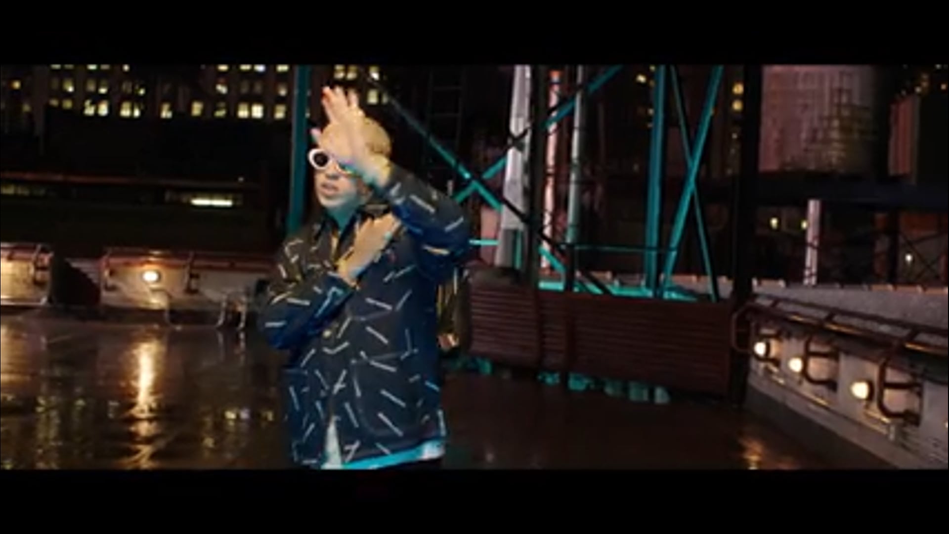Daddy Yankee & Bad Bunny - Vuelve (Video Oficial)