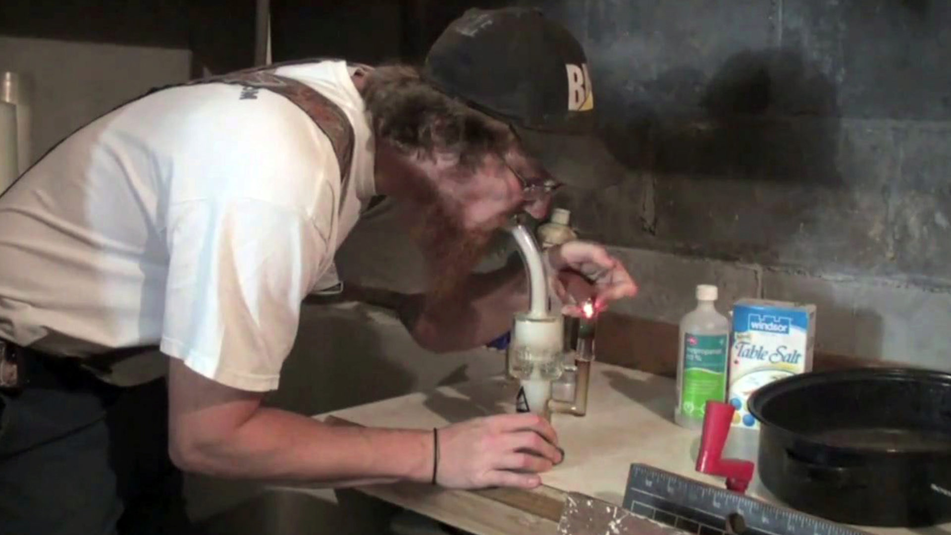 Bong Cleaning Station in Accordance