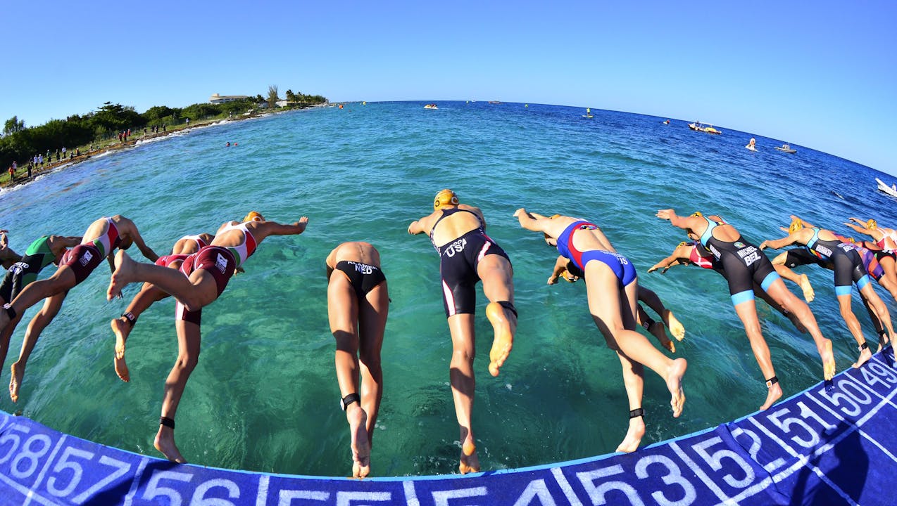 Swimming running. Акватлон триатлон. Акватлон гонка. Триатлон в бассейне. Храбрых триатлон.