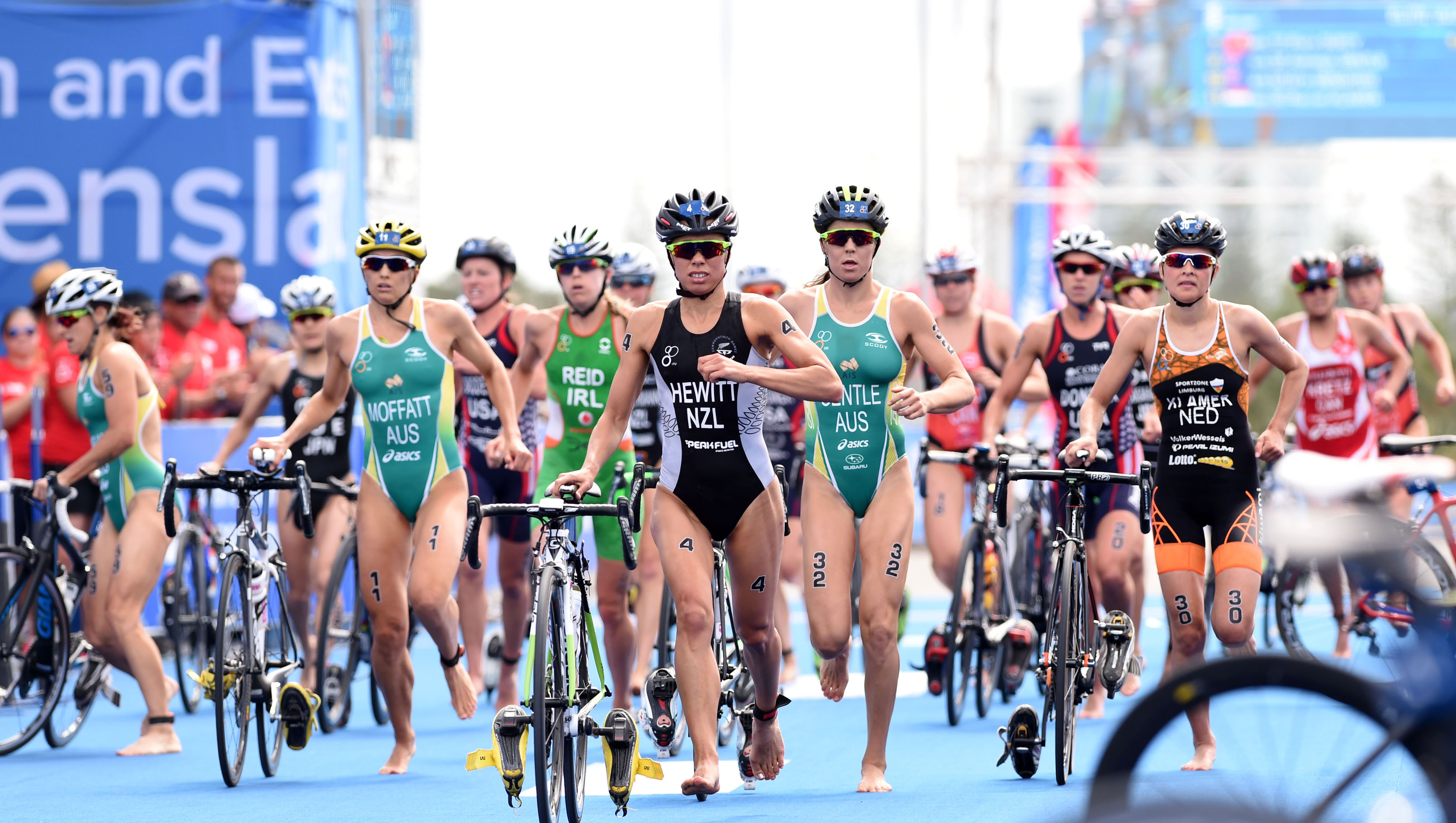 2016 ITU World Triathlon Gold Coast Elite Women - TriathlonLive