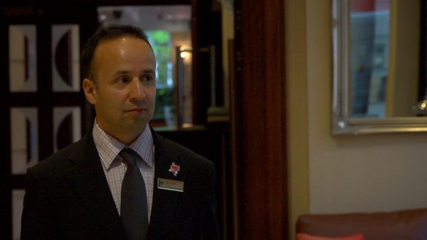 Still: Iqbal in Hotel