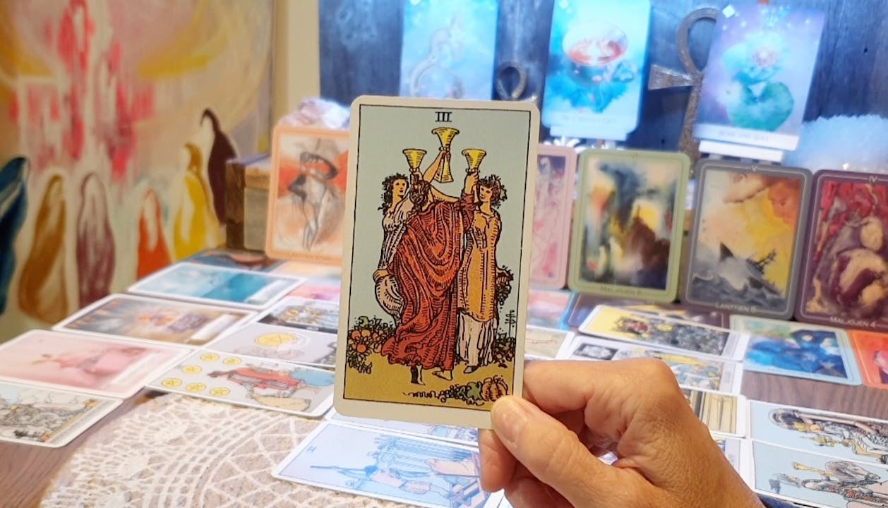 HÄN EI OLE TÄYSIN SAATAVILLA.