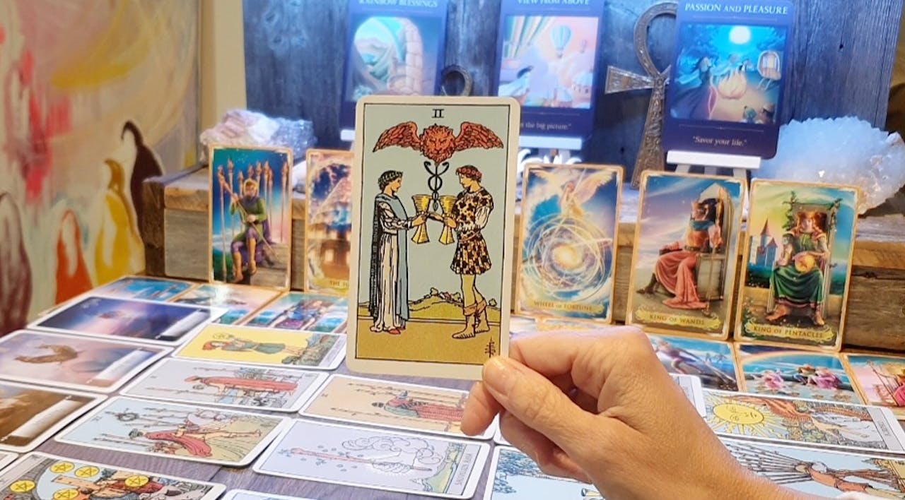 HÄN ON ERI MAAILMASTA KUIN SINÄ.