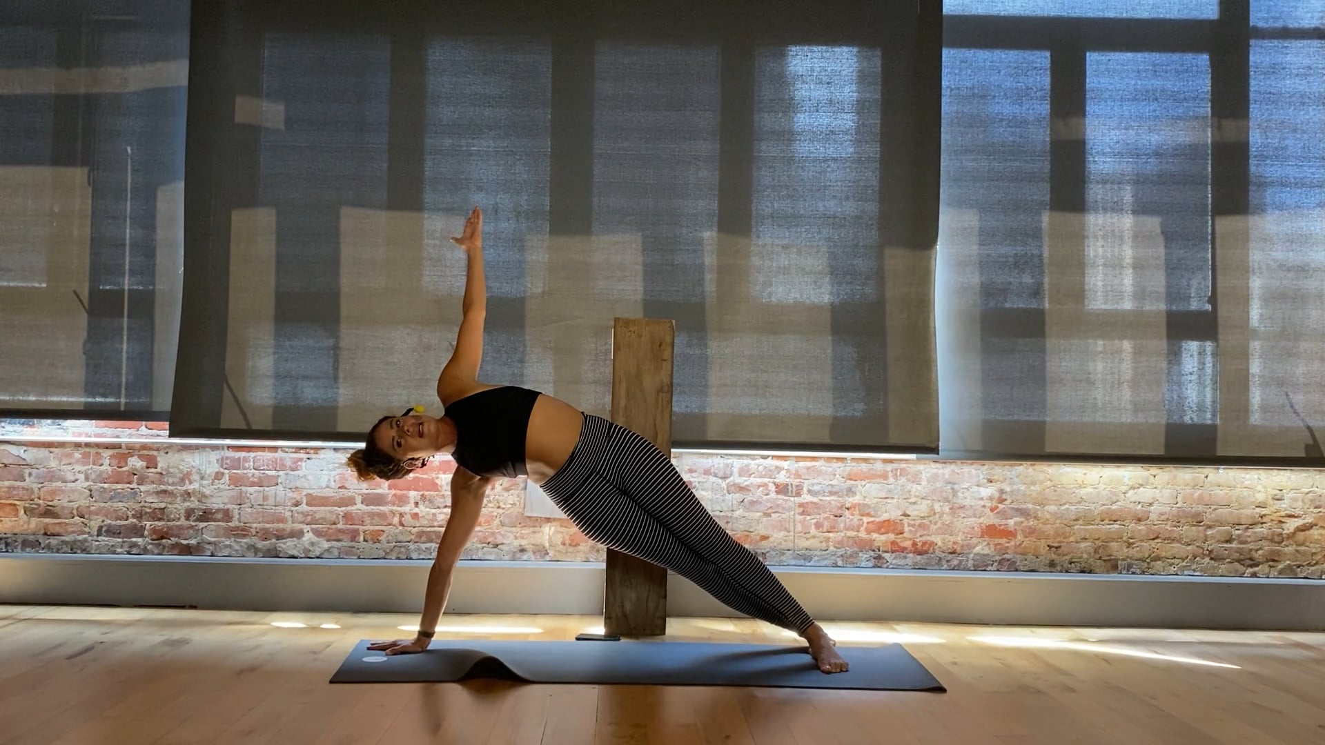 FIRE FLOW - SIDE PLANK 40 > JEN
