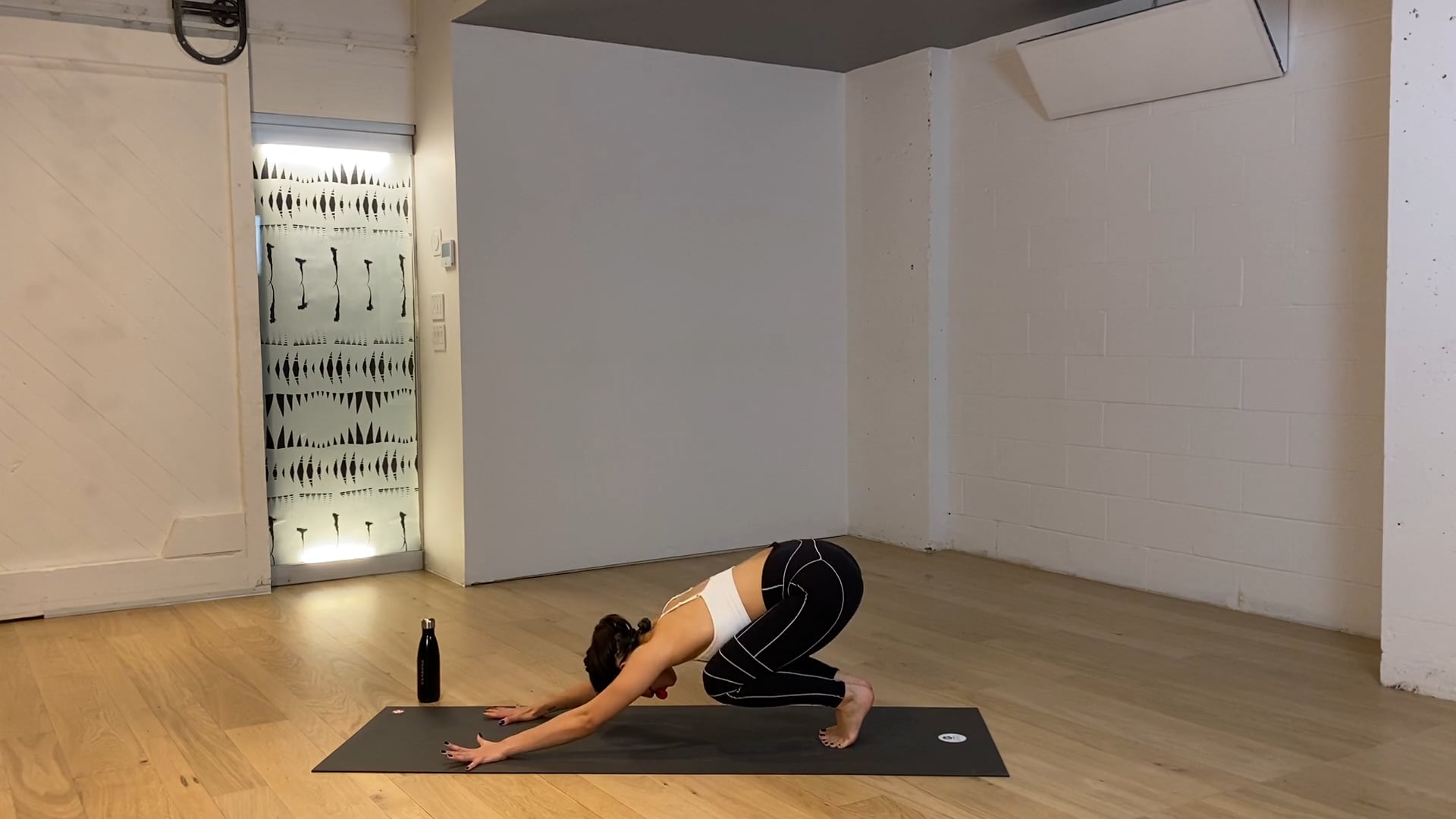 FLOW- CROUCHING DOG 60 > ALYSSA