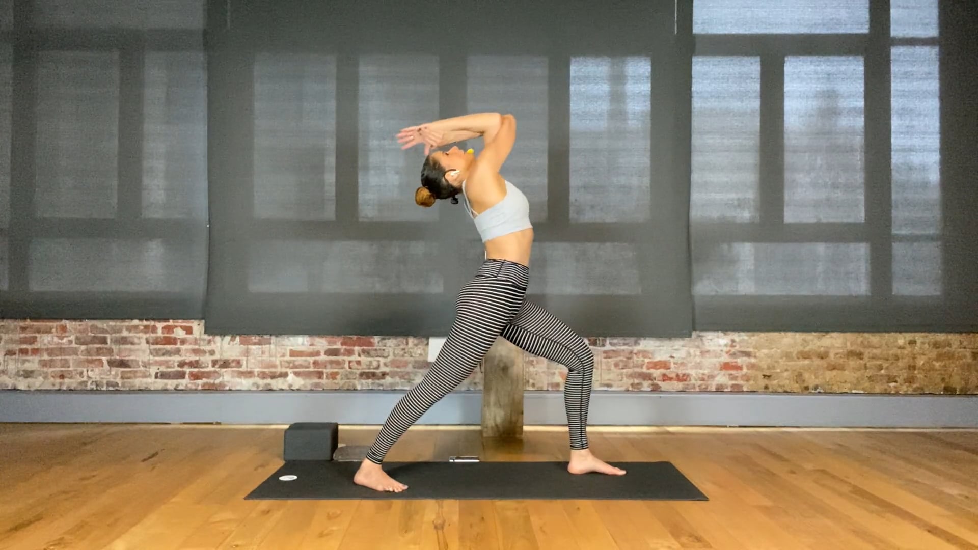 FLOAT > FLOW - FOREARM STAND 45 > JEN