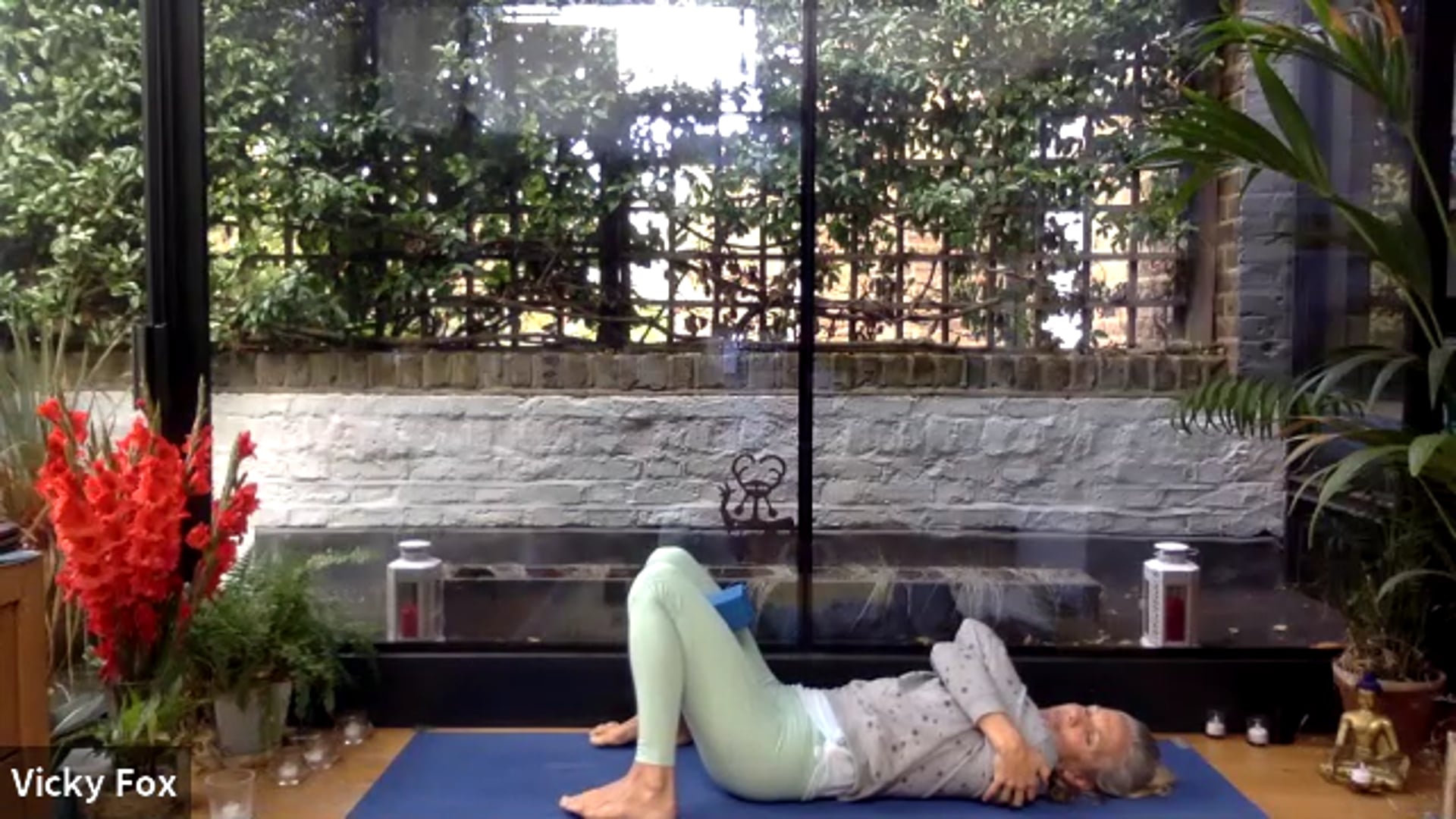 Symetrical spine in asymetrical poses