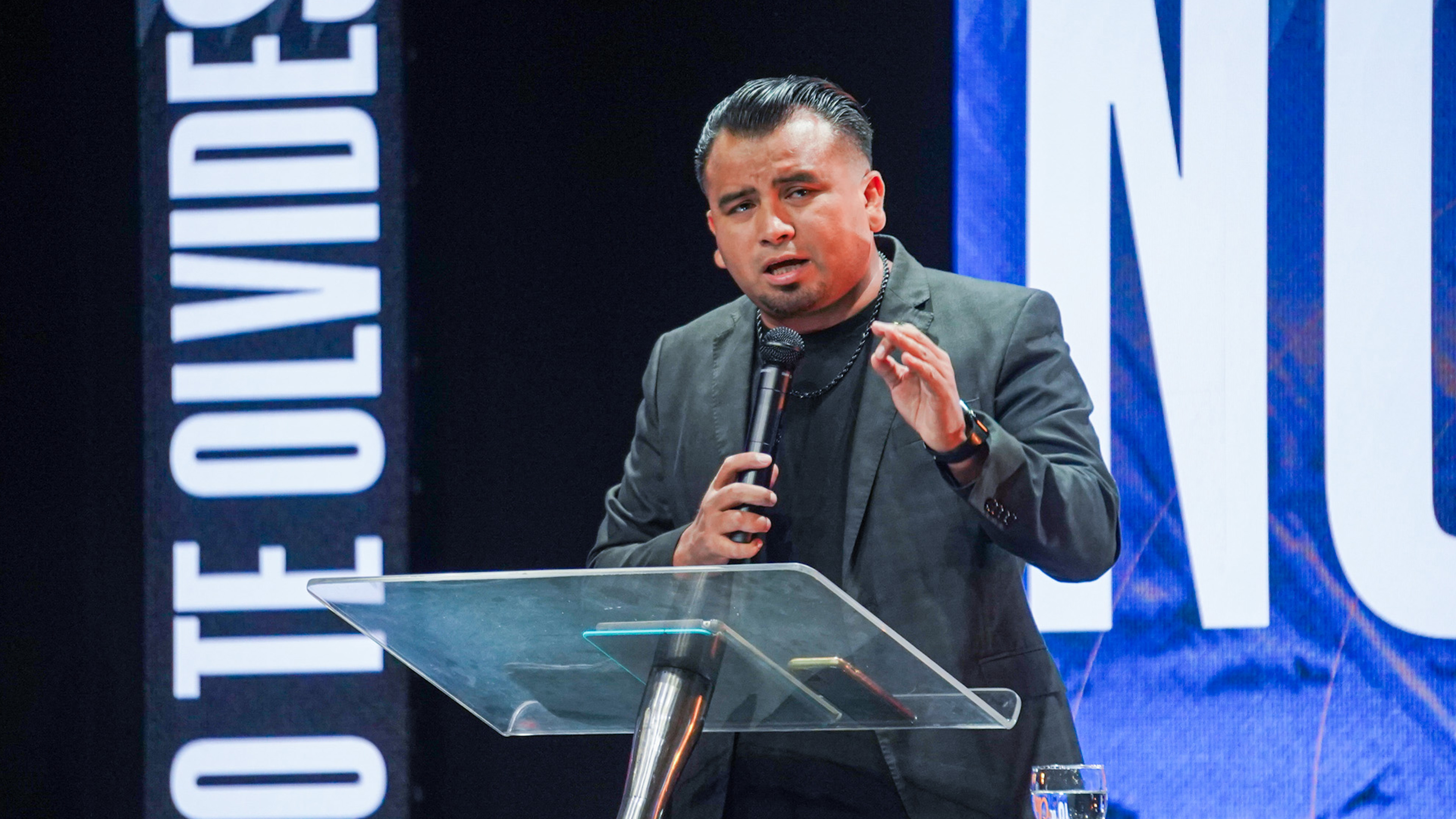 No Te Olvides de Ella - Markos Canales