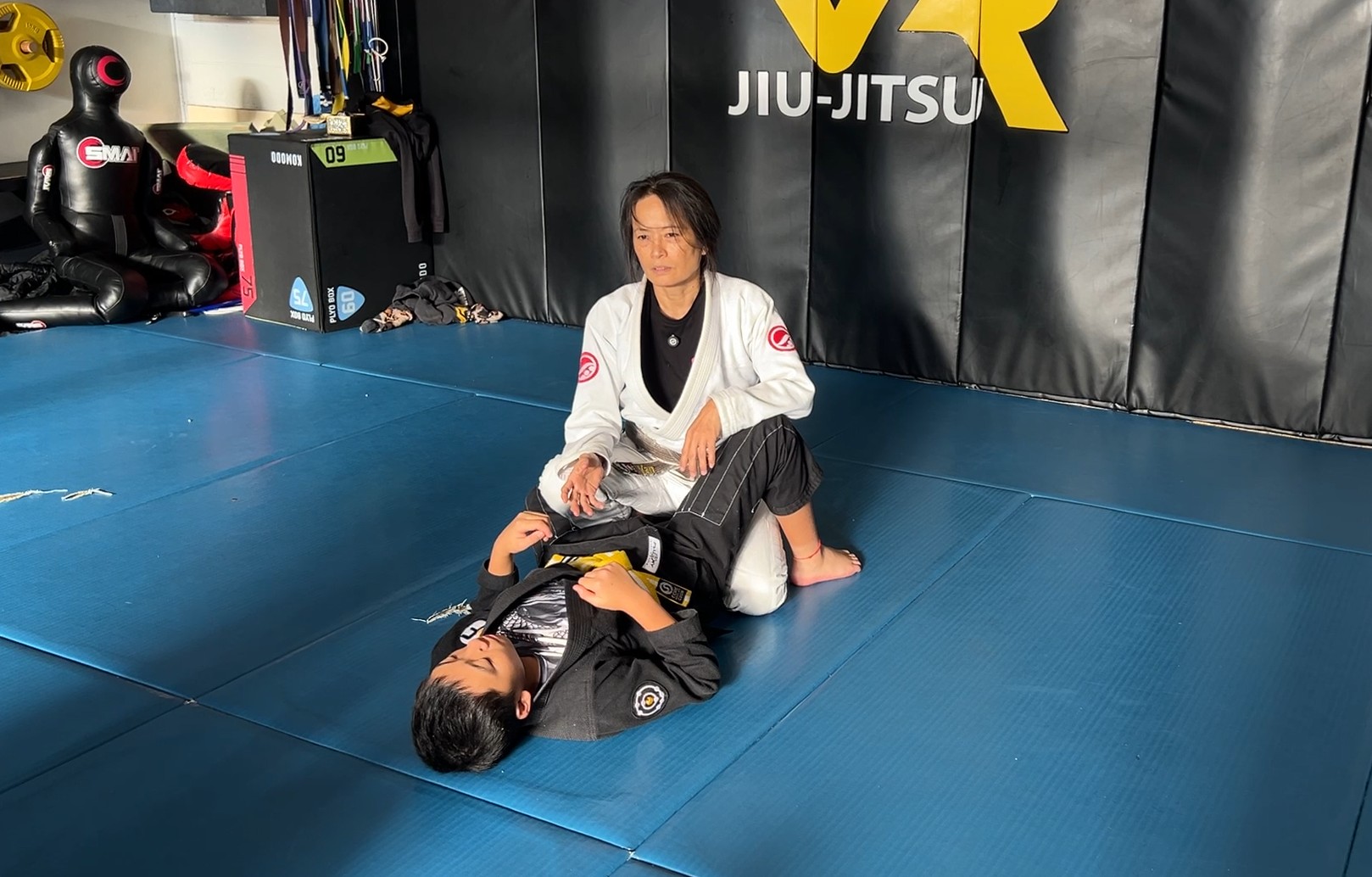 Nearside versus Farside Knee Cut Passes