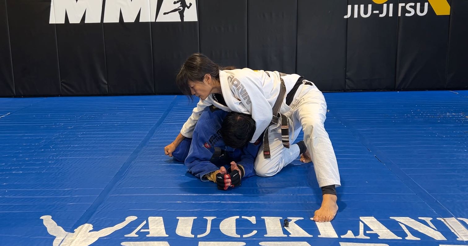 Clock Choke variation from turtle by blocking far hip
