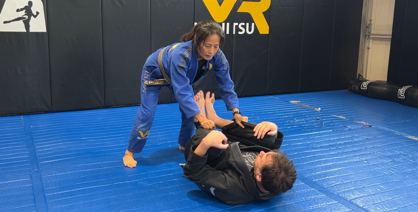 Torreando Pass by pushing shins into opponent