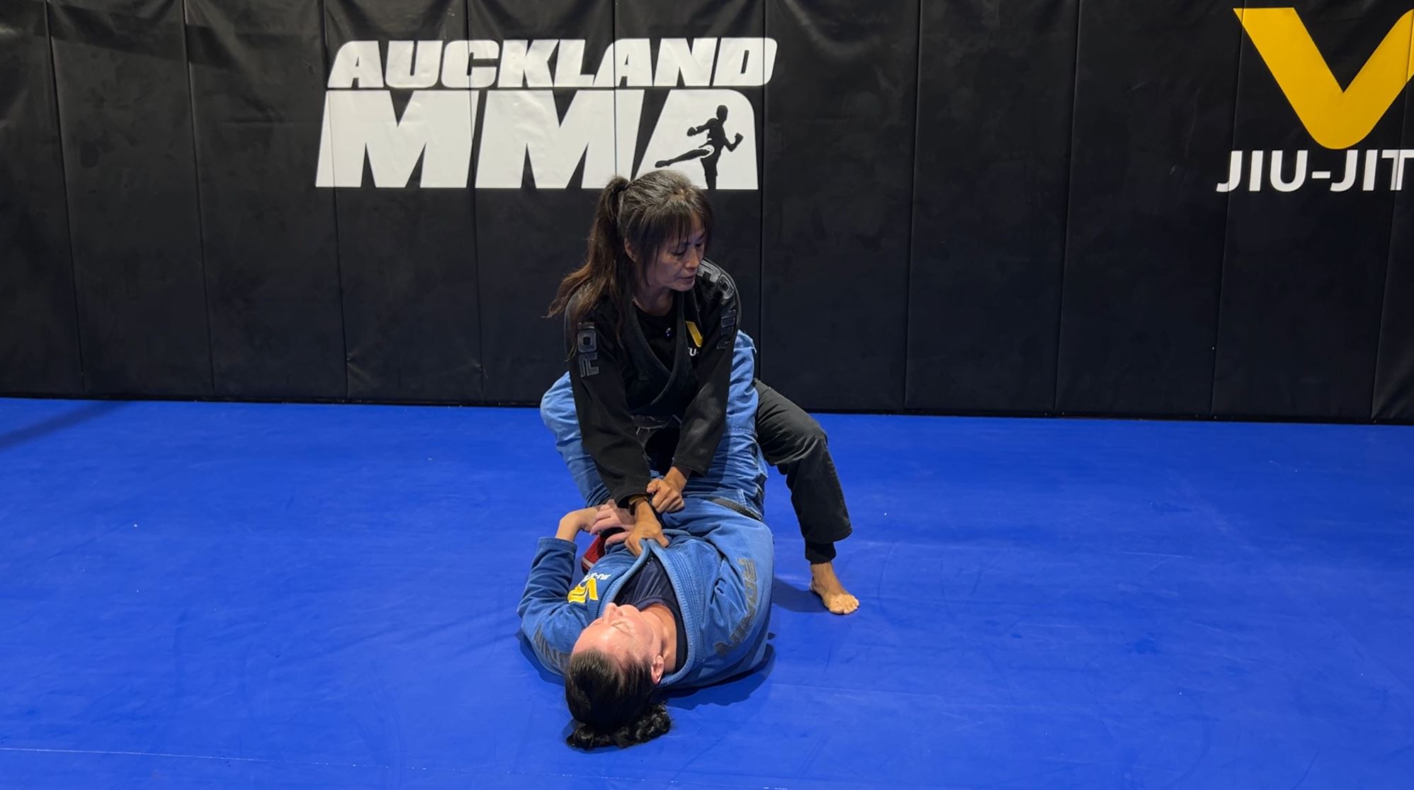 CLASS: Standing up with Grips to Break the Closed Guard in the Gi (26-Aug-24)
