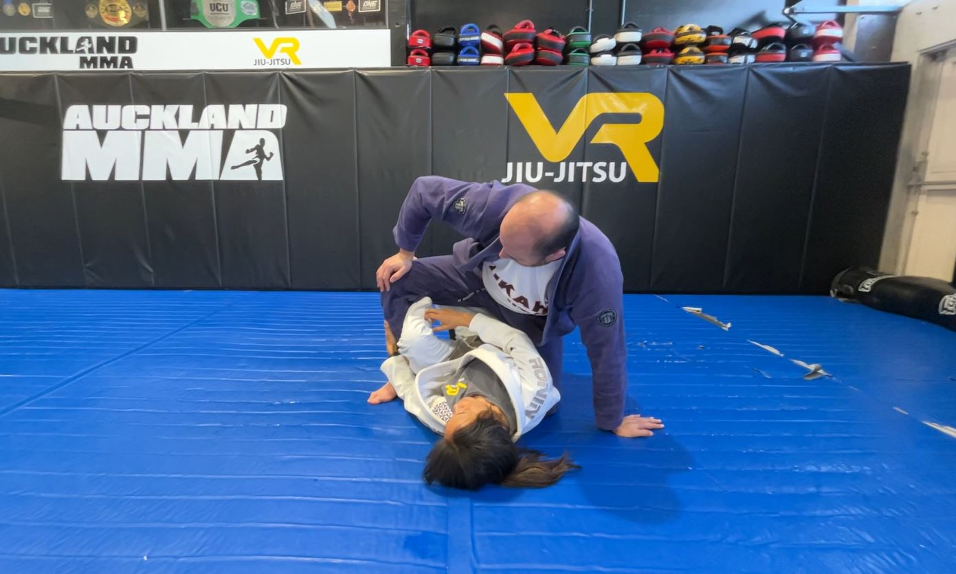 Escaping the Technical Mount using knee to elbow connection