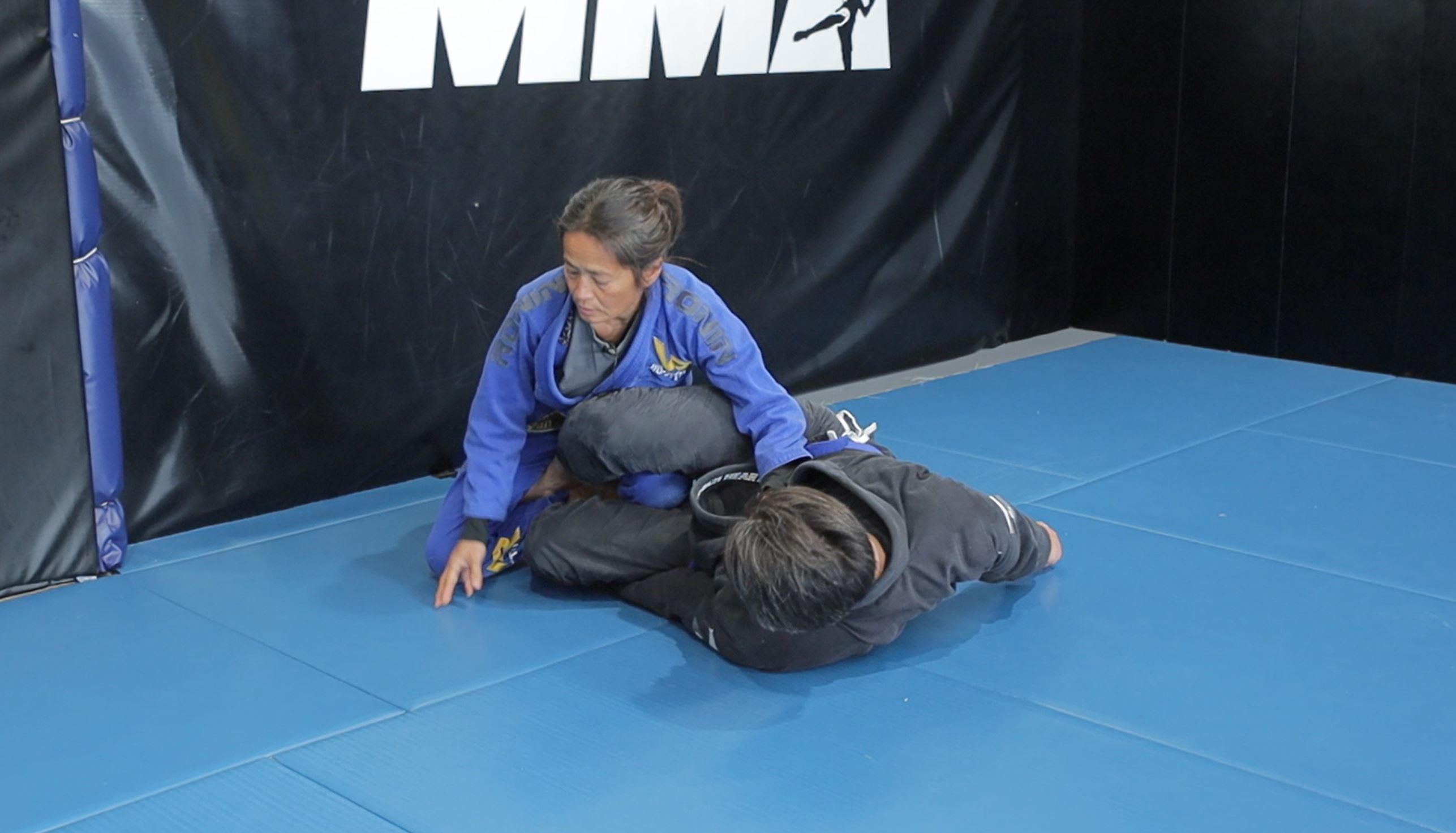 Smash Pass from De La Riva top