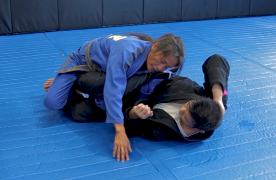 Details of the Smash Pass with Leg Weave variation