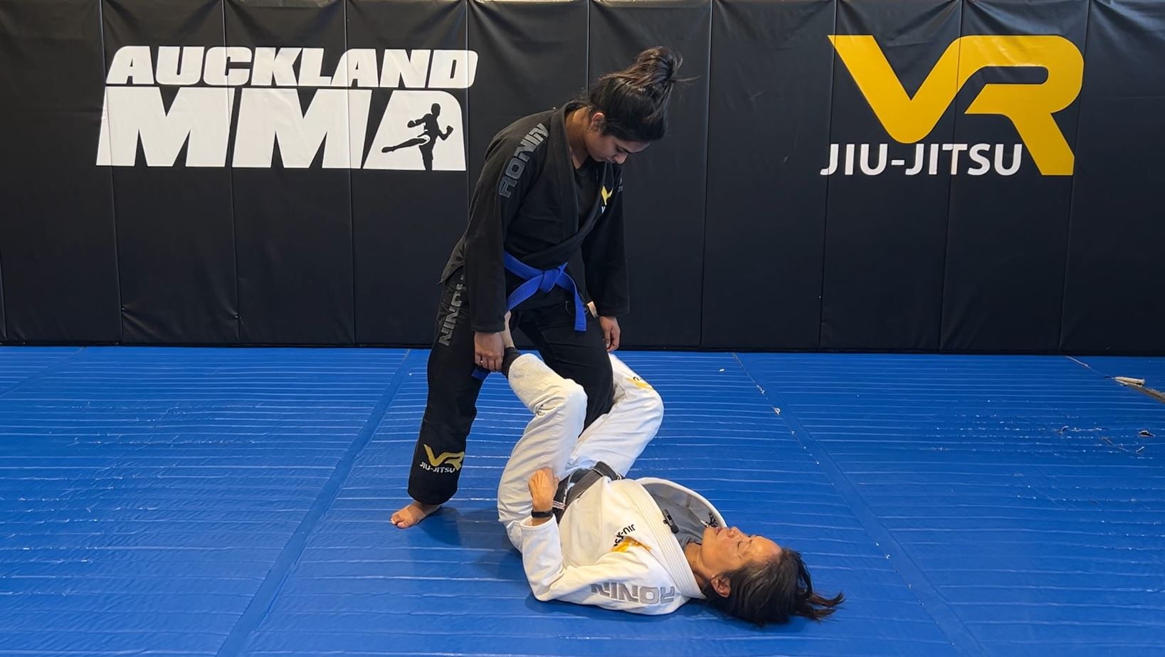 CLASS: De La Riva basic entries and single leg sweeps (29-Nov-23)