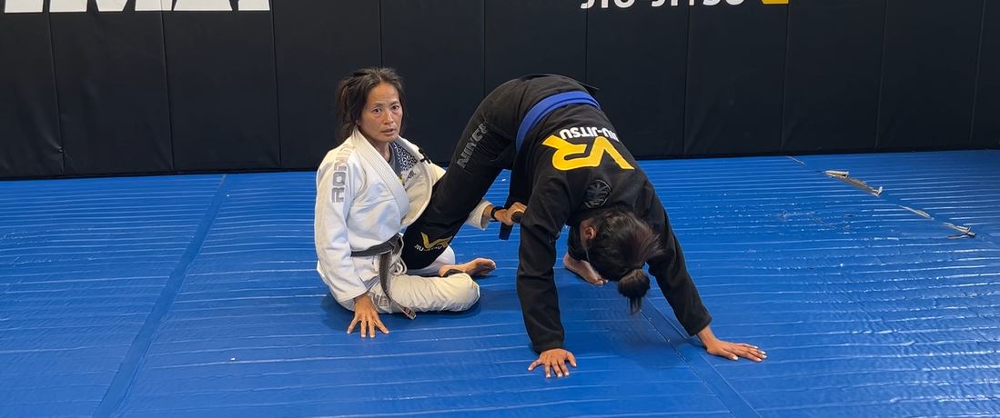 De La Riva to Single Leg Sweep using collar grip