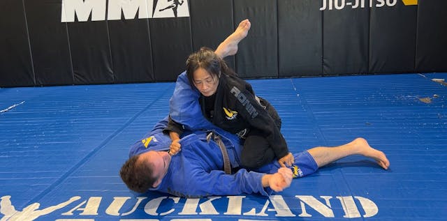 Stack Pass to Knee Cut when opponent ...