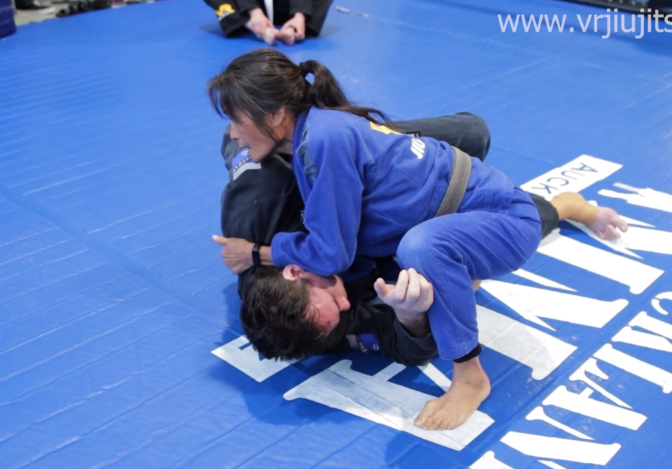 Cross Collar Choke from Knee Ride and Mount