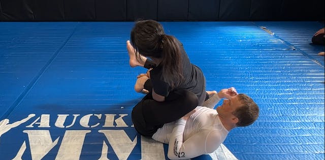 Toe Hold from Knee Shield top with roll