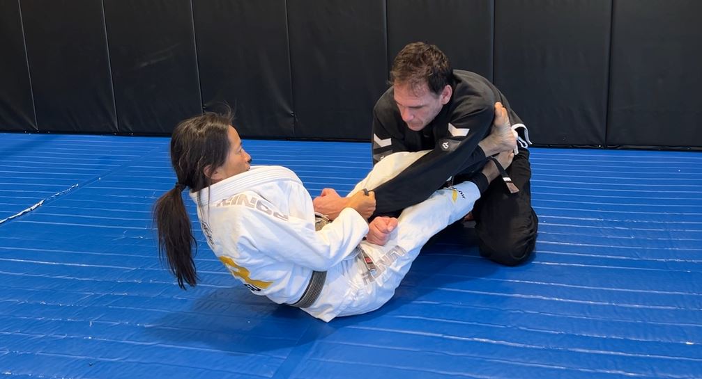 Lasso sweep by hooking the far armpit