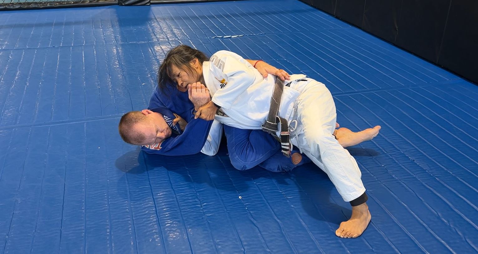 Clark Gracie style Knee Cut Pass of Kneeshield Half Guard