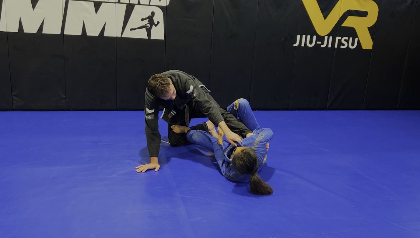 Footlock from Butterfly Ashi standing to seated with collar grip defense