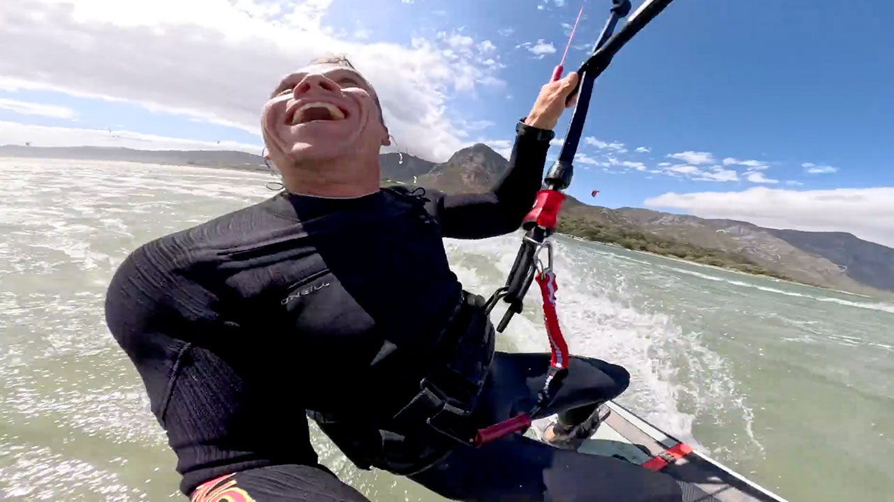 KEVVLOG - Someone crashed his kite on Kev's head...