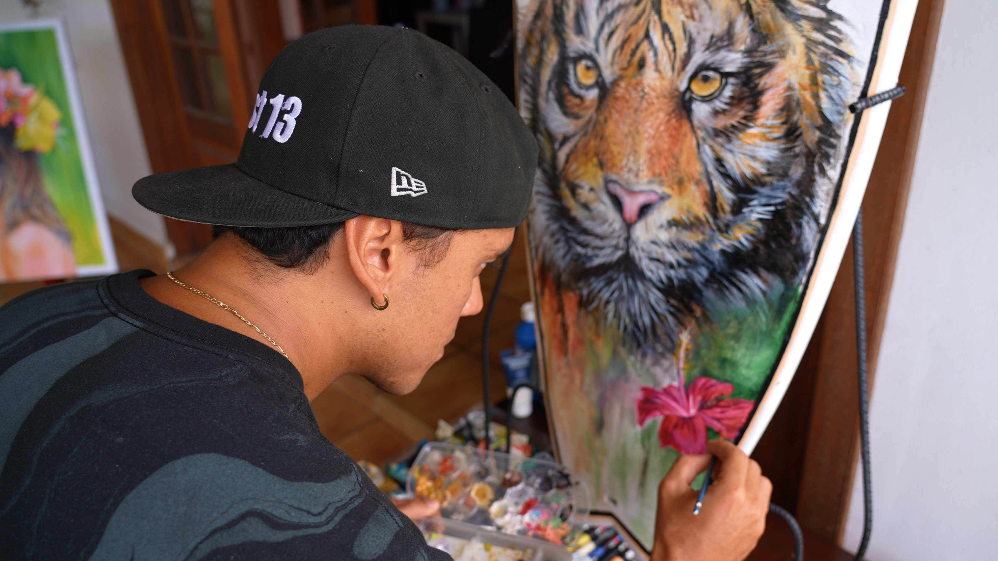 TEVA DUMONT - L'ÉCLAT DES VAGUES SUR DES PLANCHES DE SURF.