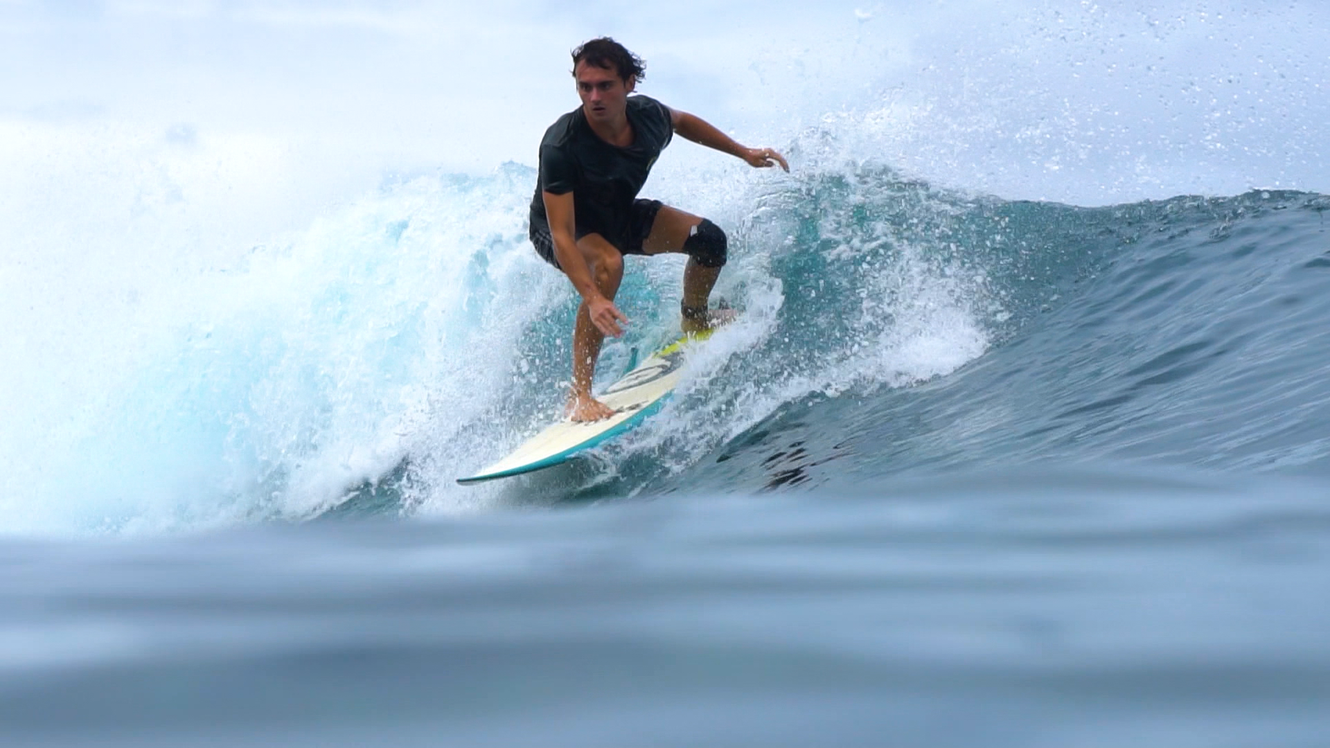 ADRIEN SAULNIER : QUAND LE SURF CHANGE UNE VIE 