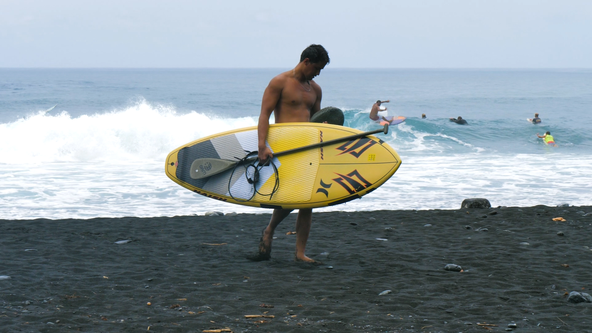 MANUARII TUHEIAVA : SCULPTEUR AU CREUX DE LA VAGUE