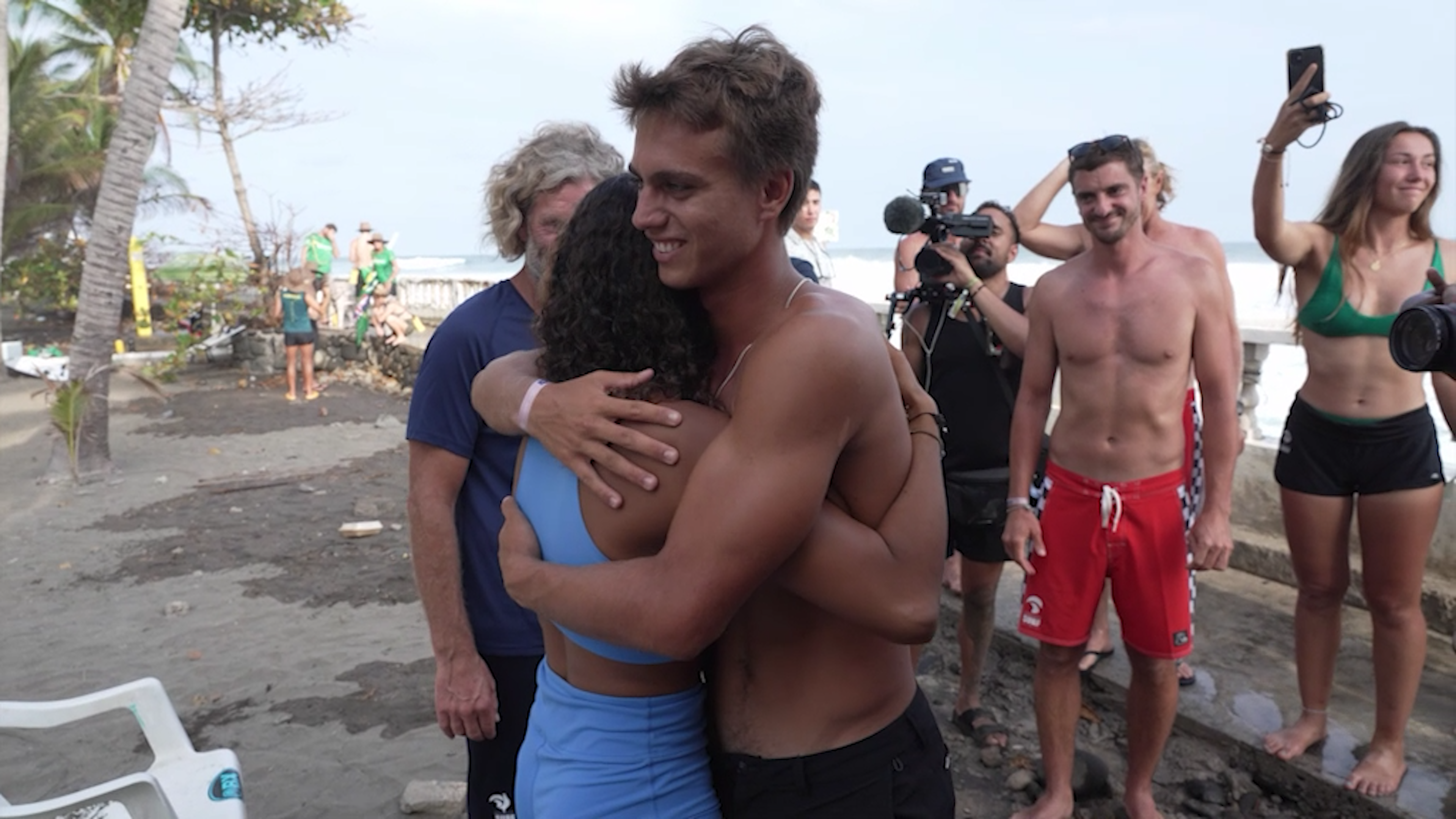 KAULI VAAST ET VAHINE FIERRO, UN VOYAGE ÉMOTIONNEL SUR LES VAGUES DE SALVADOR